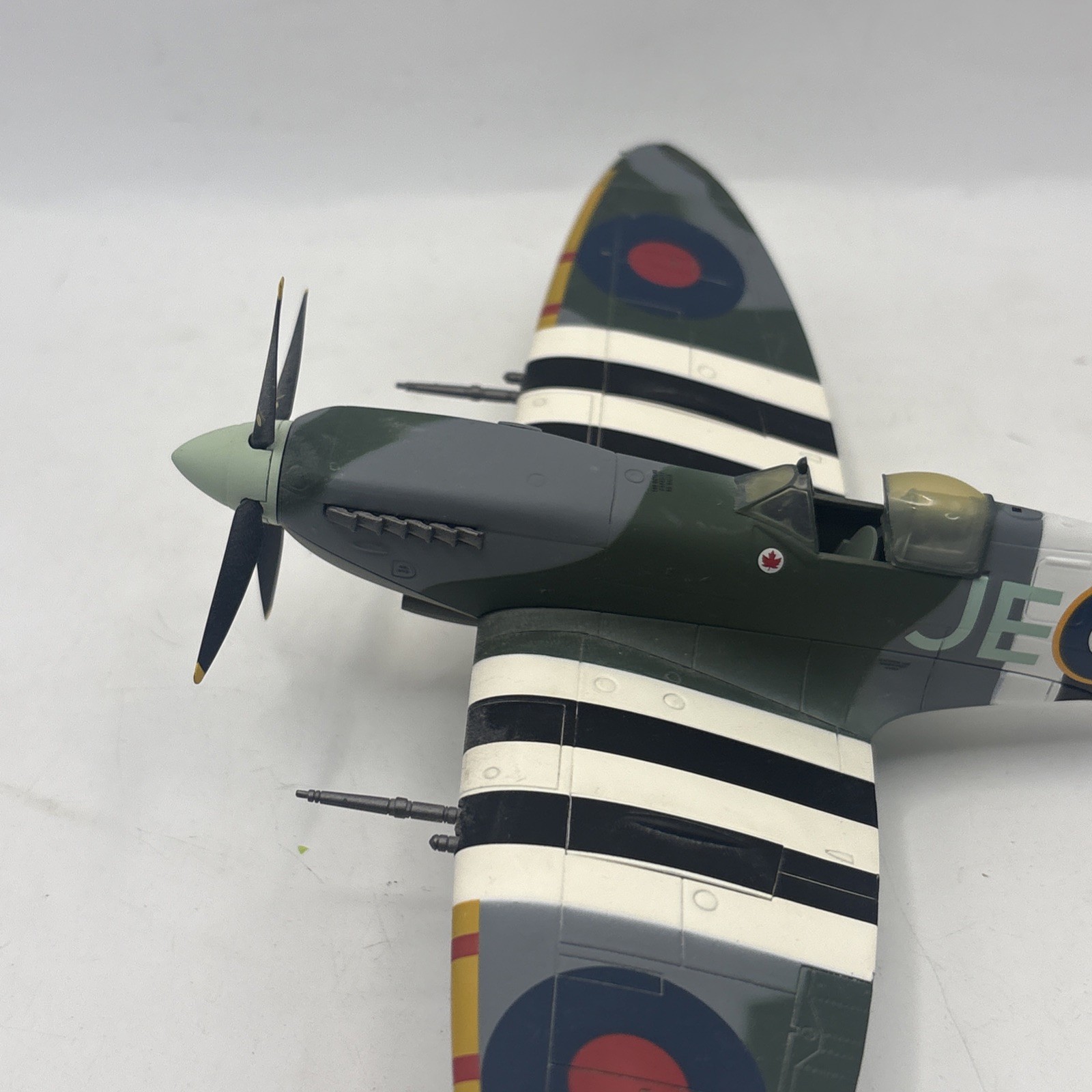 Hobby Master 1:48 Spitfire Mk.IX Johnnie Johnson HA8301 Diecast Plane DAMAGED BO