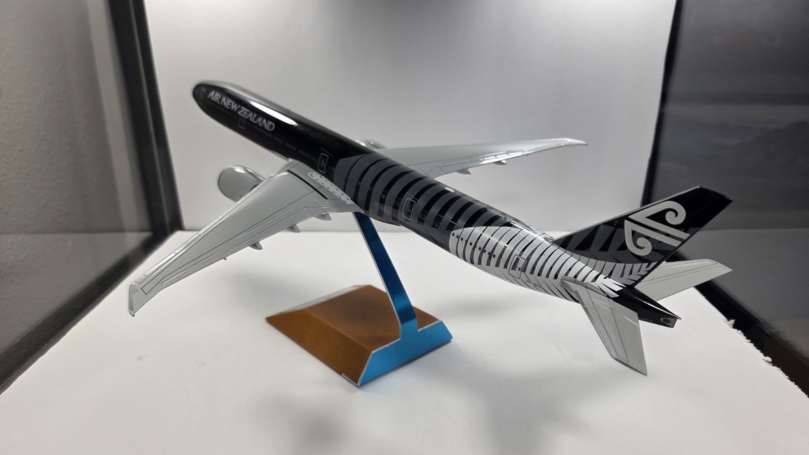 JC Wings 1:200 Air New Zealand Boeing 777-300ER “All Blacks” ZK-OKQ