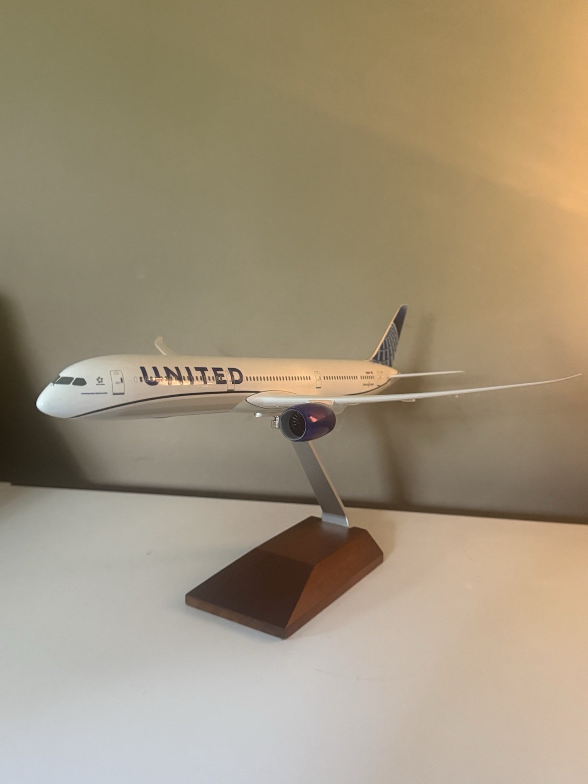 Skymarks United Boeing 787-10 1:200 Scale With Wooden Stand In Mint Condition!