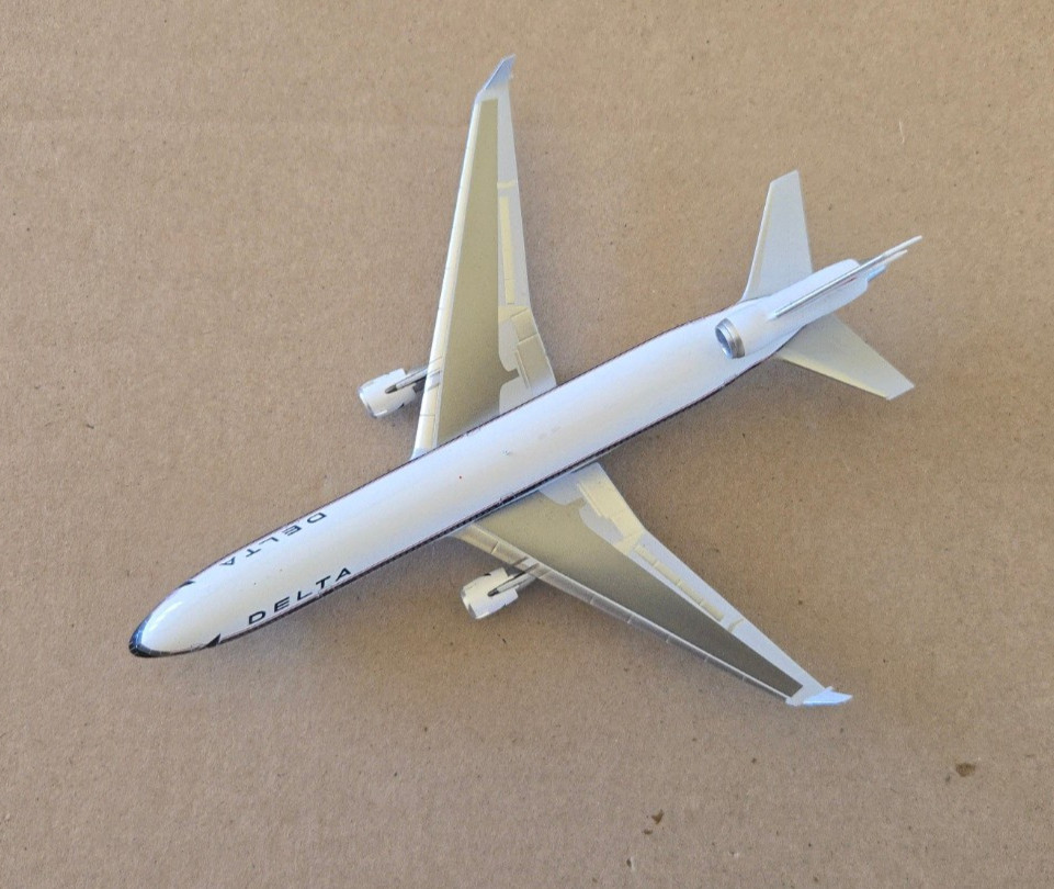 1:400 McDonnell Douglas MD-11 Delta Airlines N808DE Panda Models