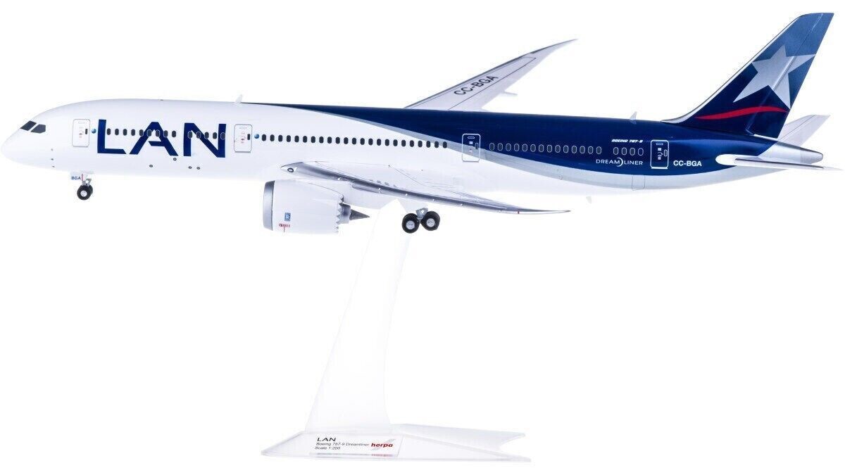1:200 Hogan LAN BOEING 787-9 Passenger Airplane ABS Plastic Aircraft Model LAN
