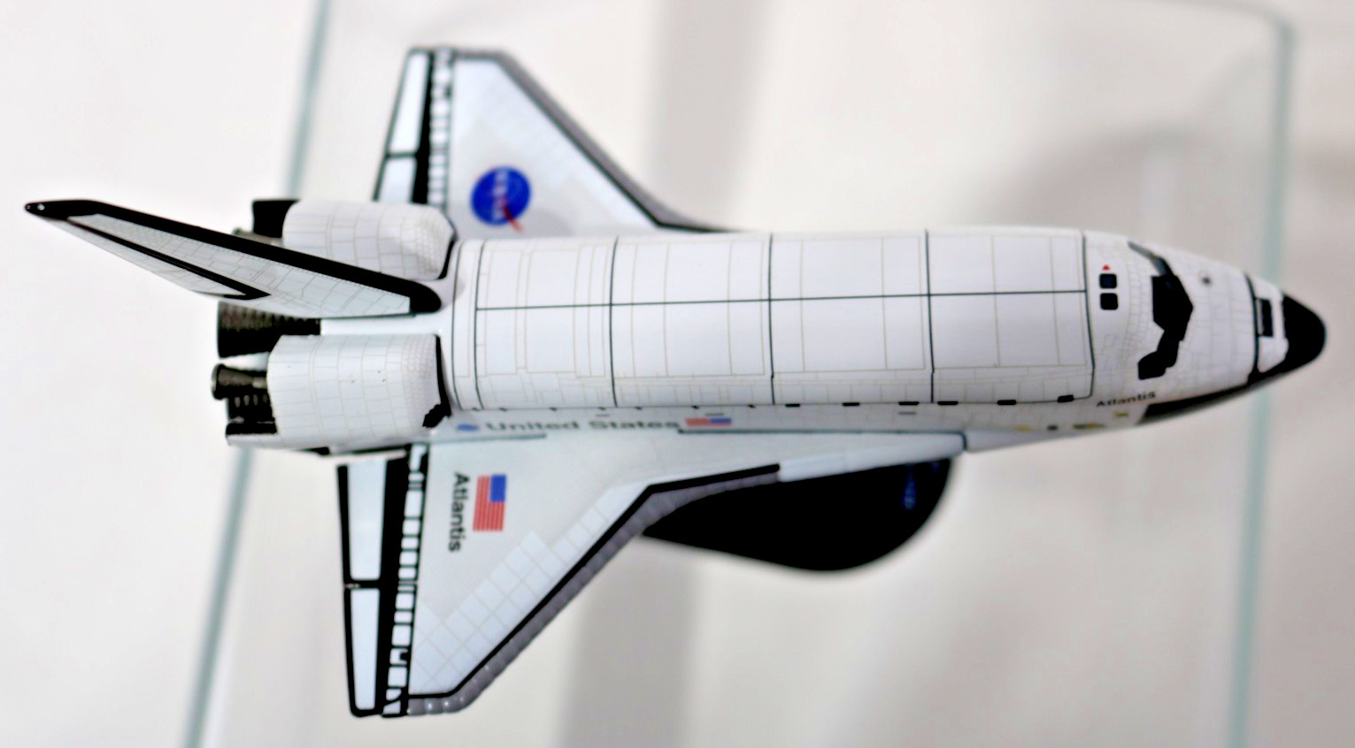 Same Day Shipping Orbiter Atlantis (1:300) First Flight 1985 Total 33 Missions