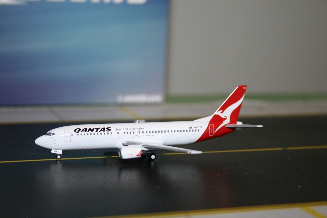 Panda Model 1:400 Qantas Boeing 737-400 VH-TJO (PMVHTJO) Die-Cast Model Plane
