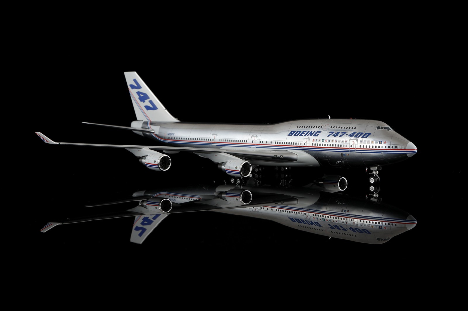 SQ Wings 1:200 Boeing B747-400 “House Colours – Flaps Down” N401PW