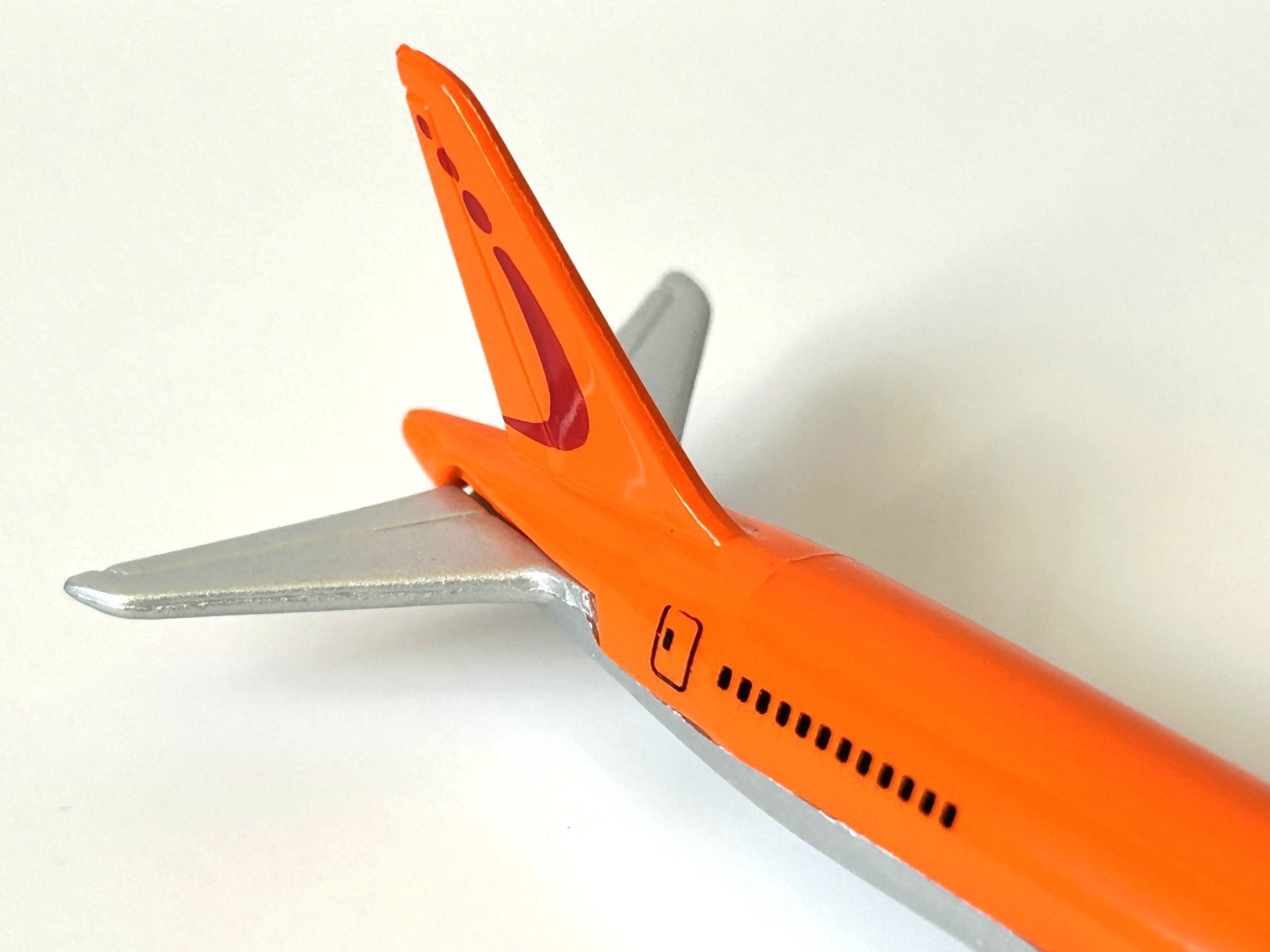 Boeing 787-8 American Plane Airliner Model Toy Orange Diecast 1:500 Scale Maisto