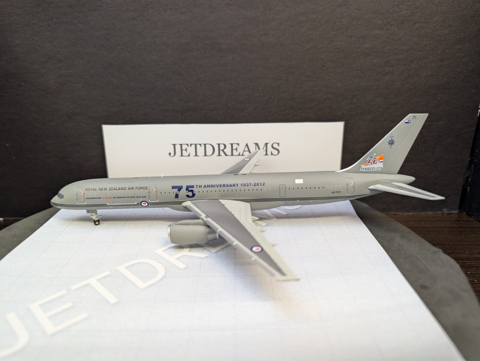 1/200 ROYAL NEW ZEALAND AIR FORCE 757-200 75TH ANNIVERSARY NZ7571 JC WINGS