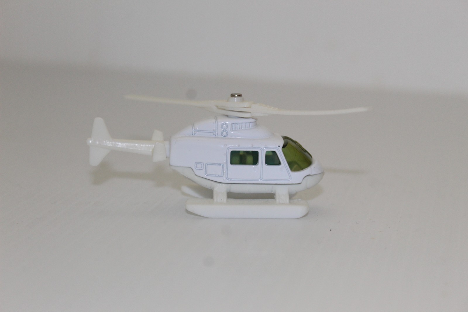 Matchbox 2014 Air Maui White Helicopter One Blade