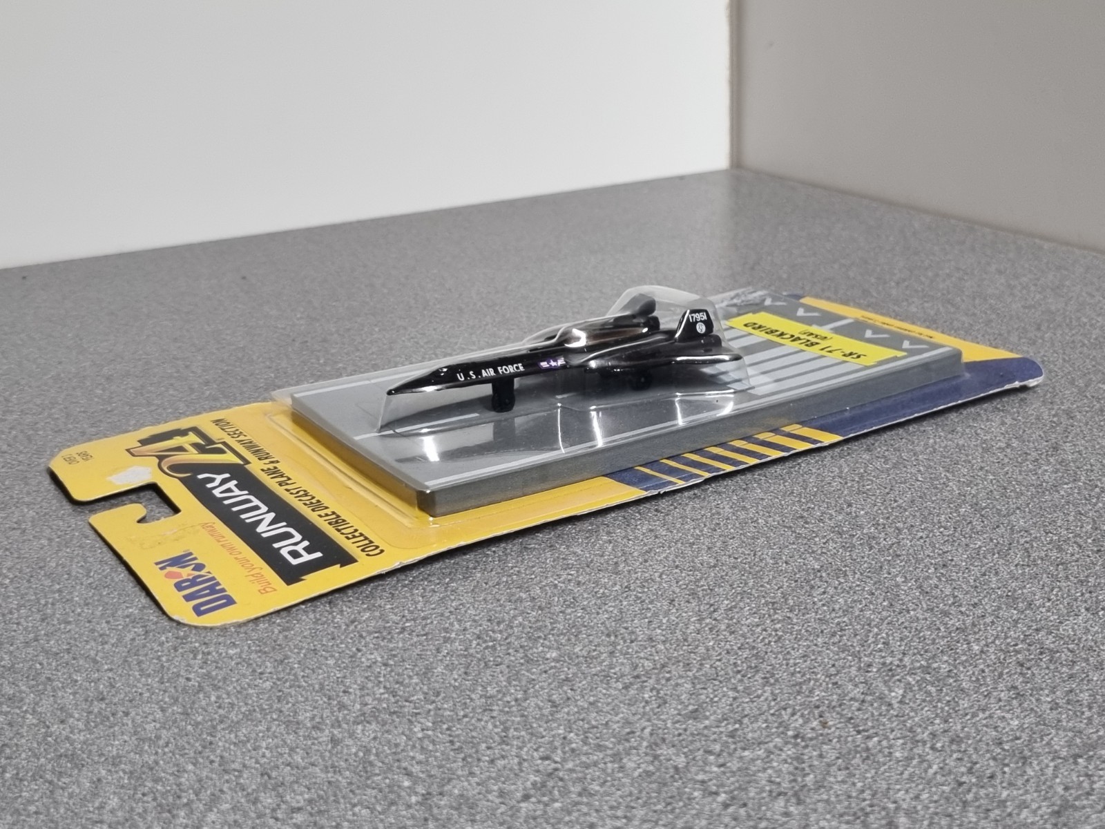 Daron Runway 24 Diecast SR-71 Blackbird (USAF) & Runway Section Sealed