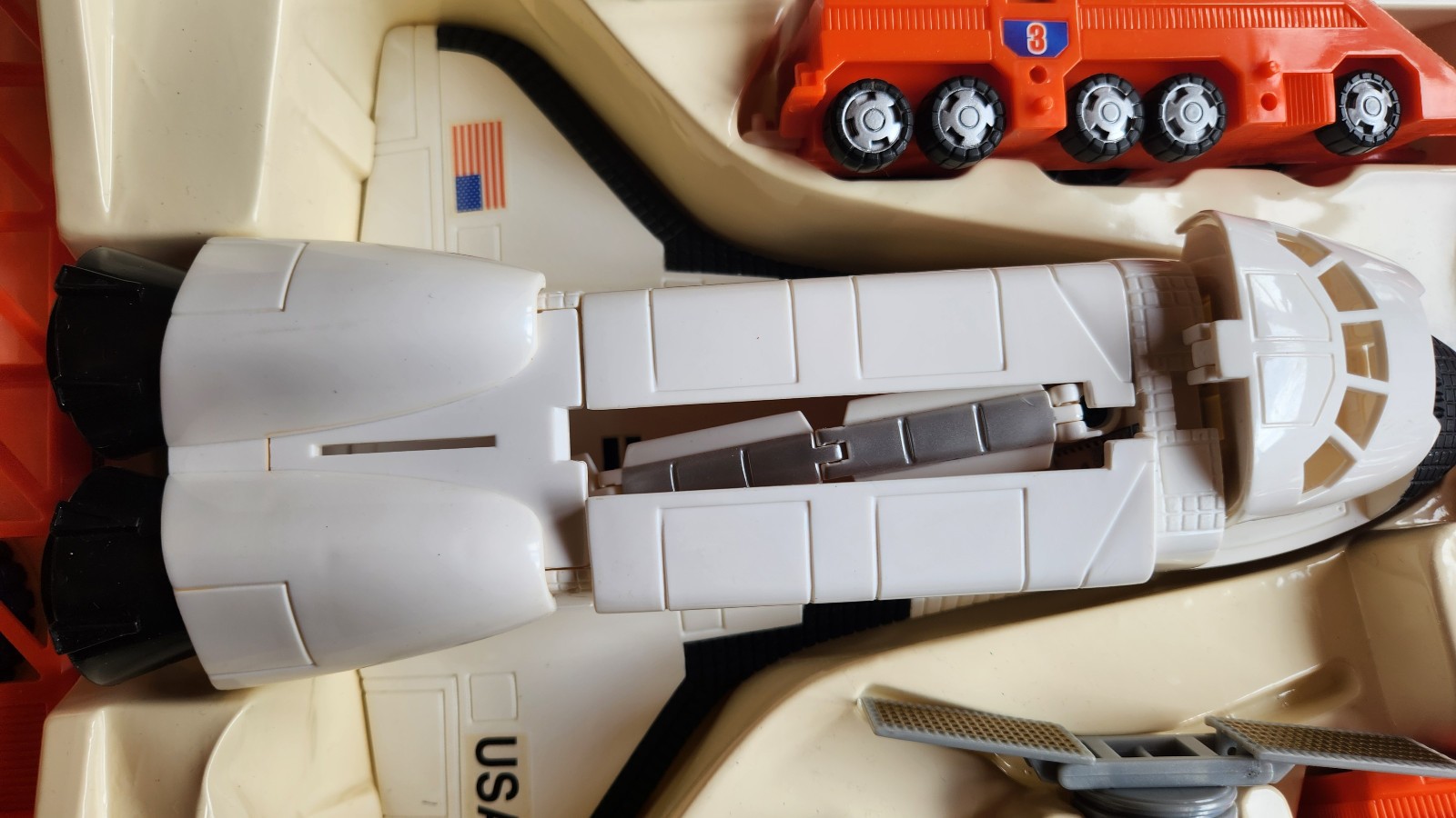 Mattel Hot Wheels Mega-Rig Space Shuttle Transporter 1996 #1675
