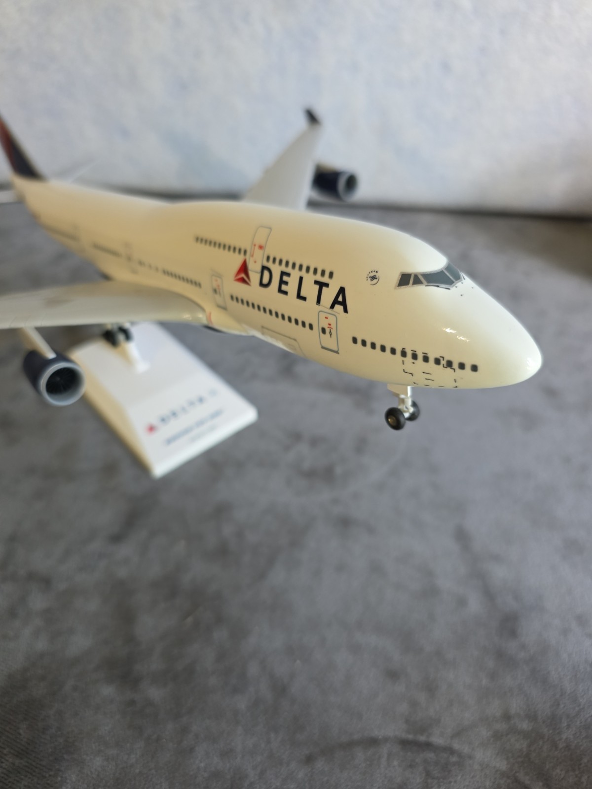 Skymarks Model Delta 747-400 1:200 Scale with Stand and Gears N665US