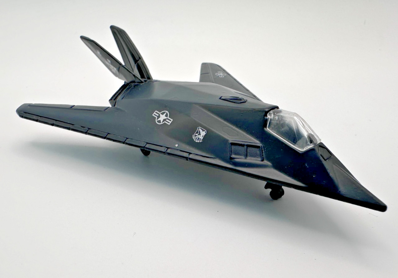 Maisto USAF F-117A Stealth Nighthawk Stealth Military Plane Black