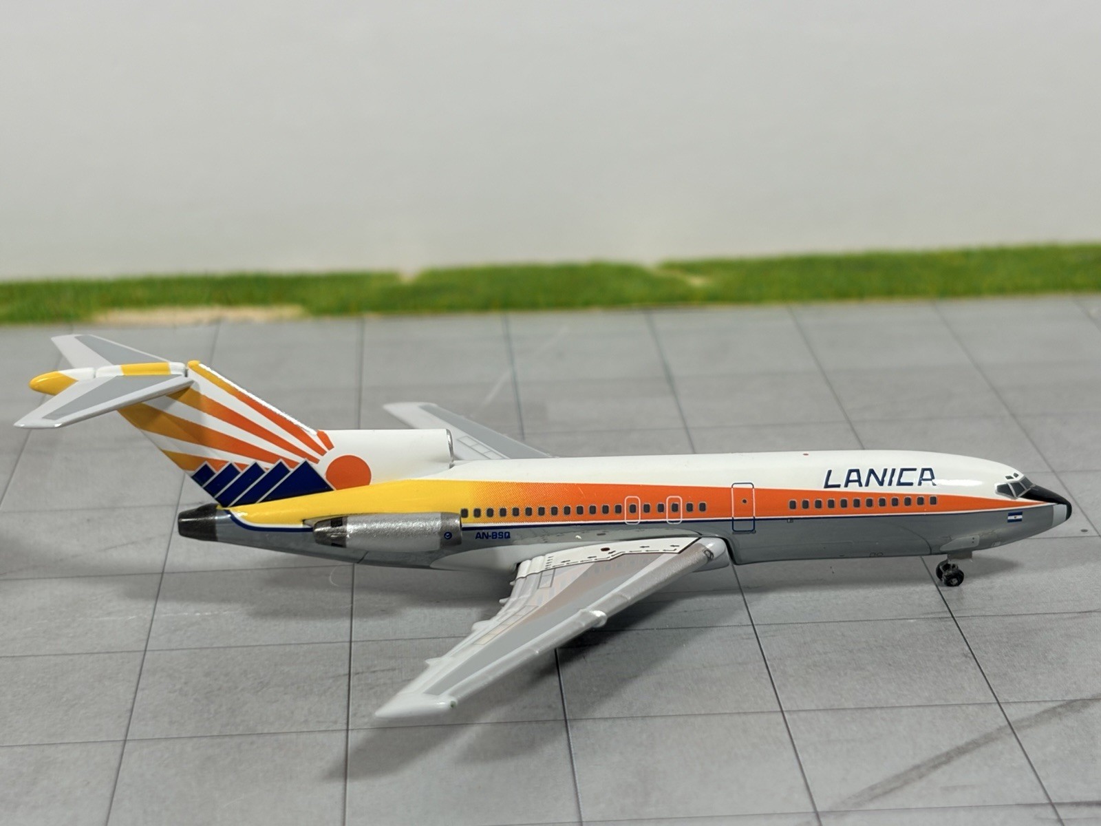 Latin Classics Boeing 727-200 LANICA 1:400 Diecast Model Airliner w/ Case