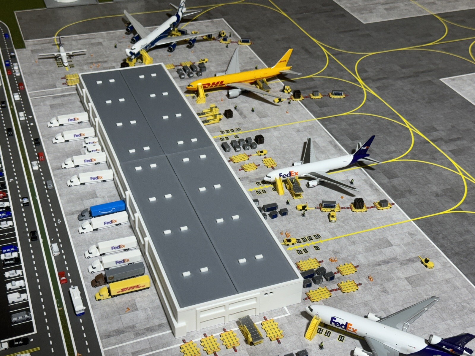 1:400 Scale Jetset Models Air Cargo GSE (LOT) 26 Pieces