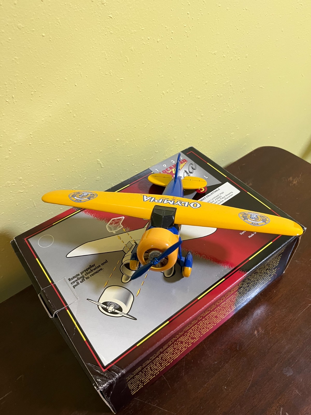 1932 Lockheed Model 5 Vega aircraft die-cast 1/32 scale collector bank