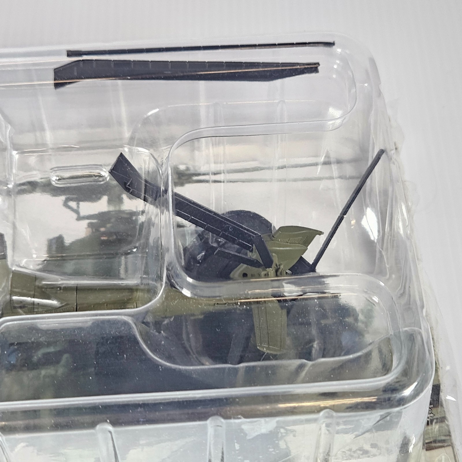 Amercom Boeing AH-64D Apache 1:72 Diecast Model USA Military Green Blister Pack.