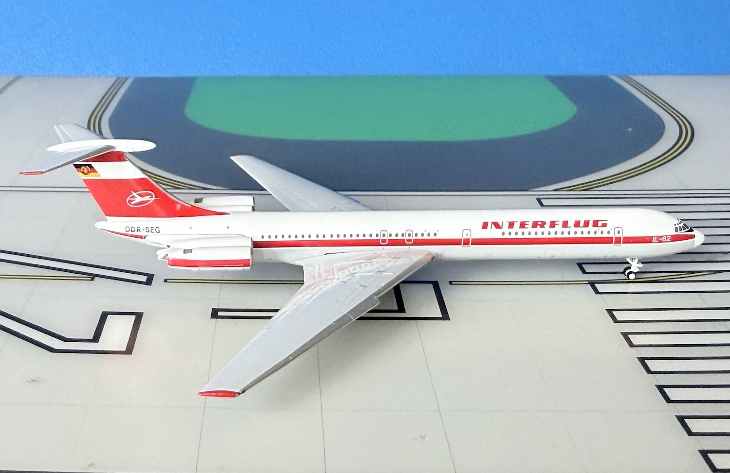 Interflug llyushin IL-62 DDR-SEG 1970s colors 1:400 scale diecast Phoenix Models