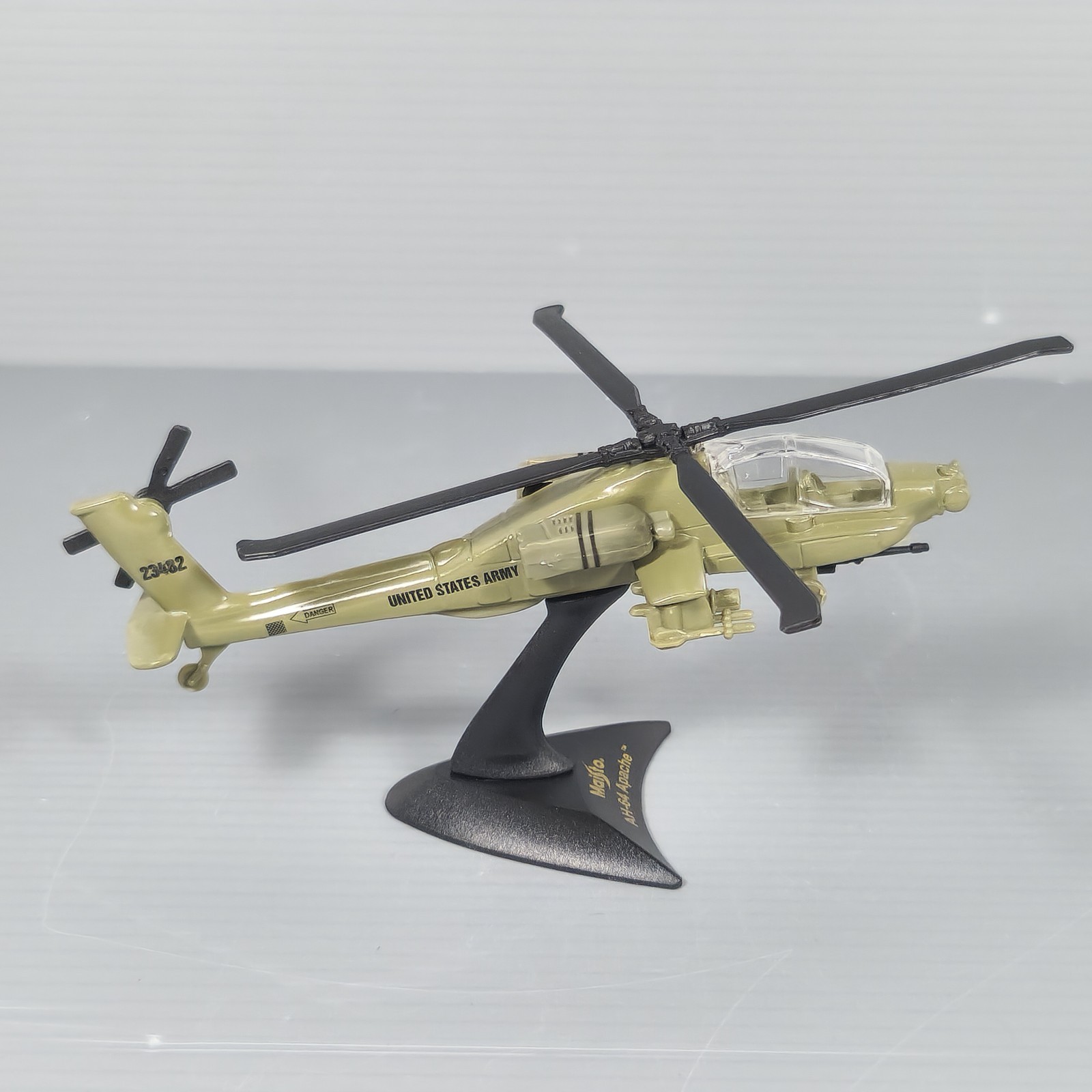 Boeing AH-64 Apache Army Helicopter Maisto Diecast Replica with Stand