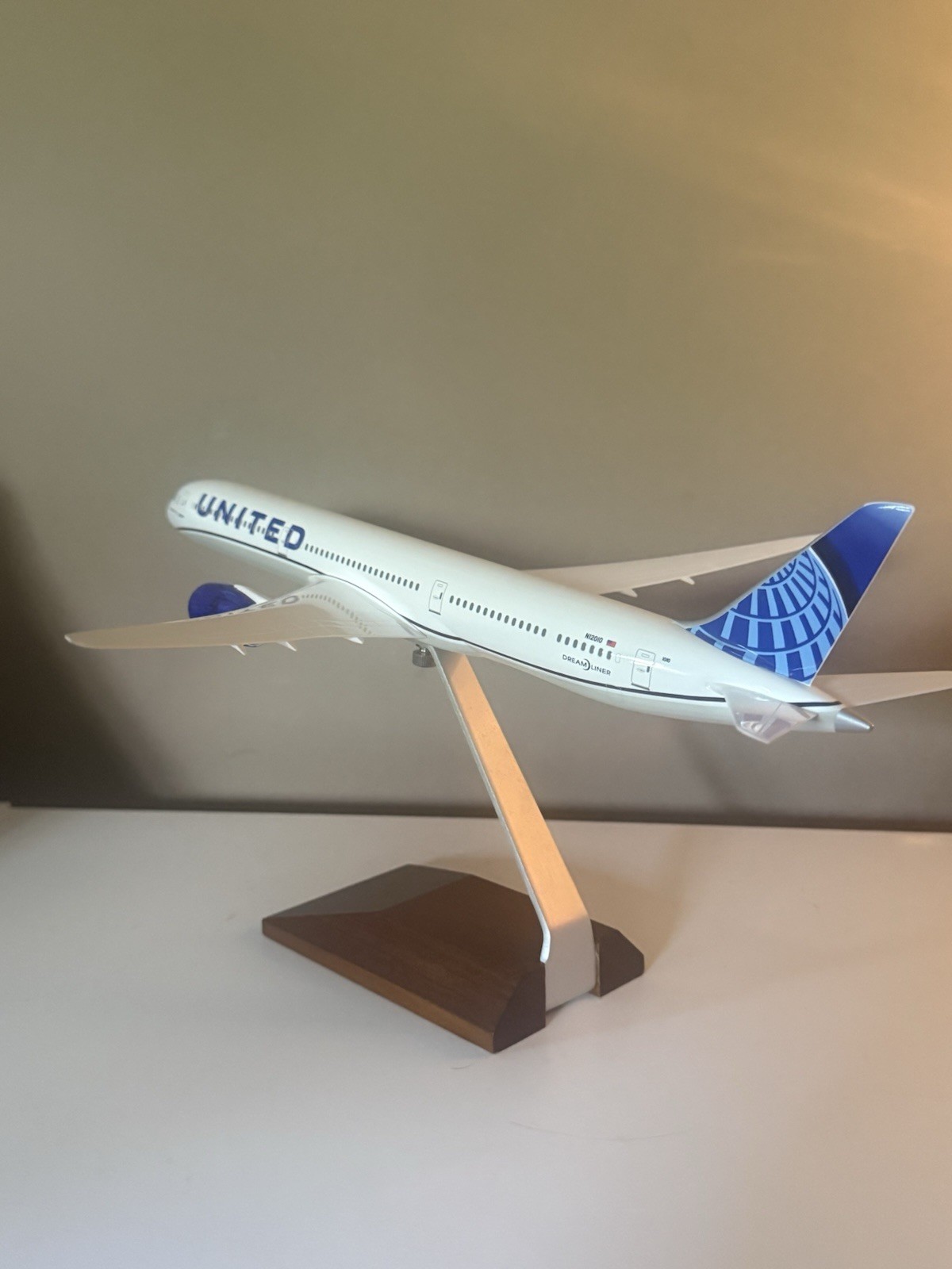 Skymarks United Boeing 787-10 1:200 Scale With Wooden Stand In Mint Condition!