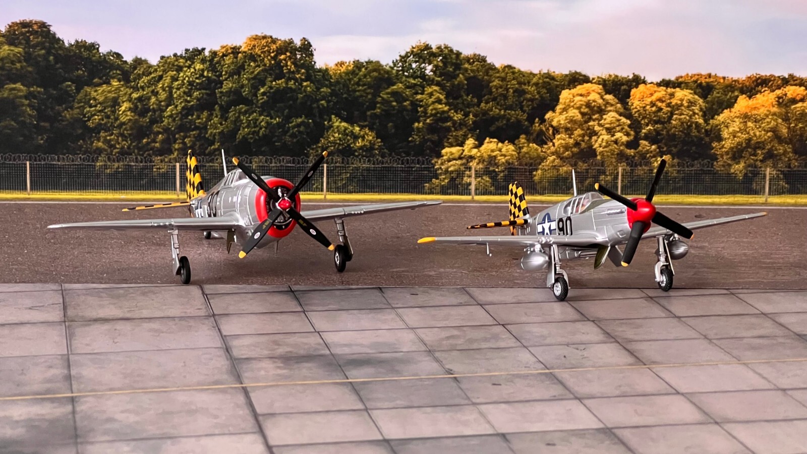 CORGI US39914 – P47D THUNDERBOLT – P51B MUSTANG SET, TEAR IN SIDE OF BOX