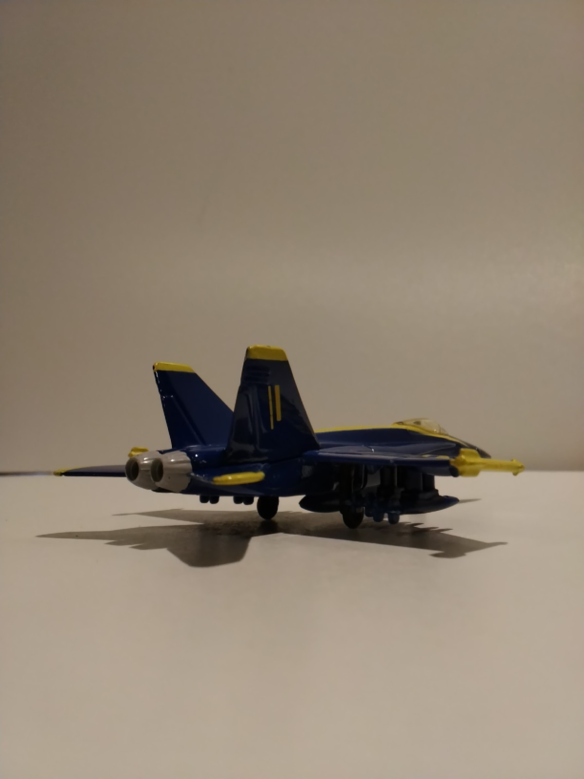 Maisto F18 Tailwinds U.S. Navy Blue Angels Fighter Jet MINT
