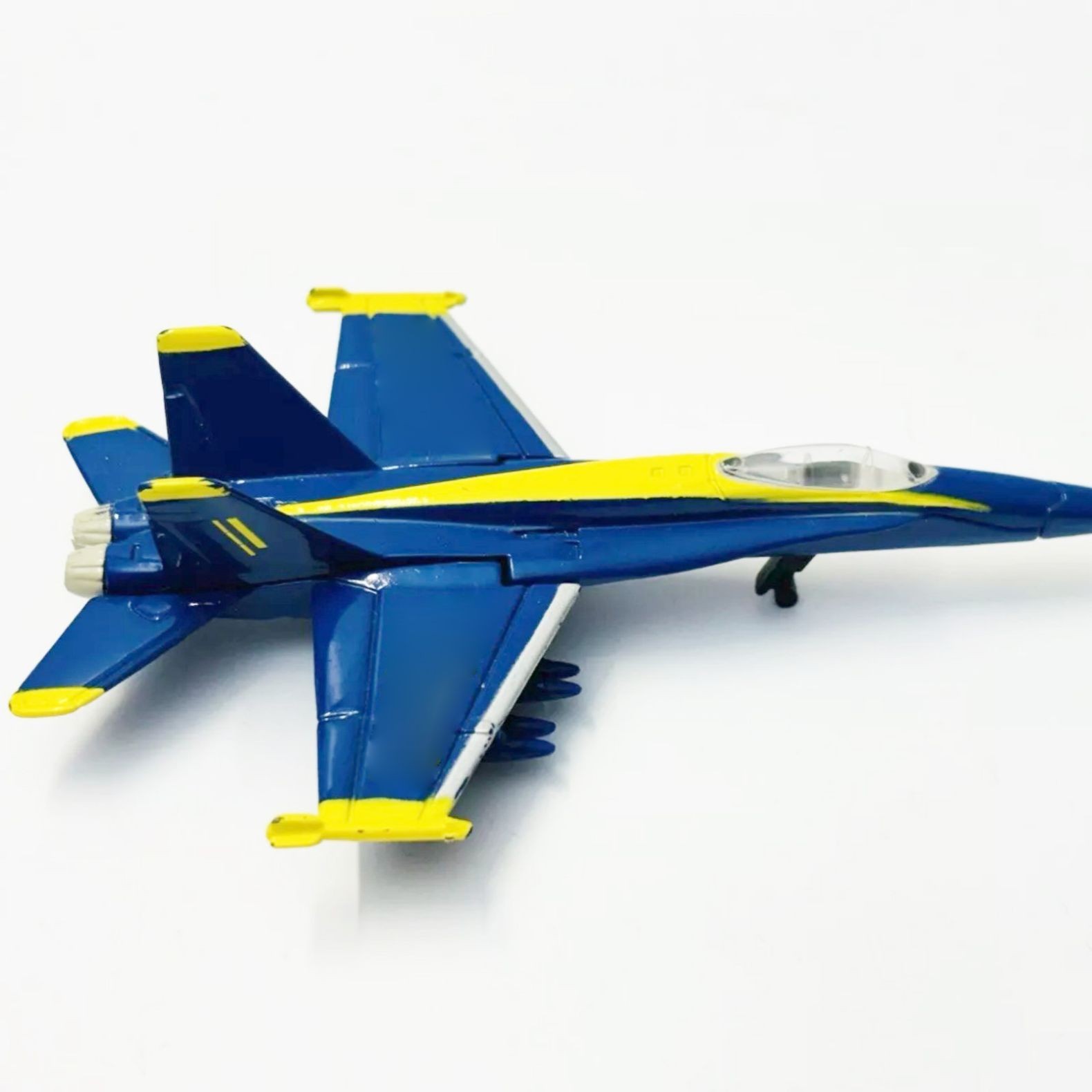 Realistic F/A-18 Hornet Fighter Jet Model Die-Cast 1:64 Scale Movable Wings