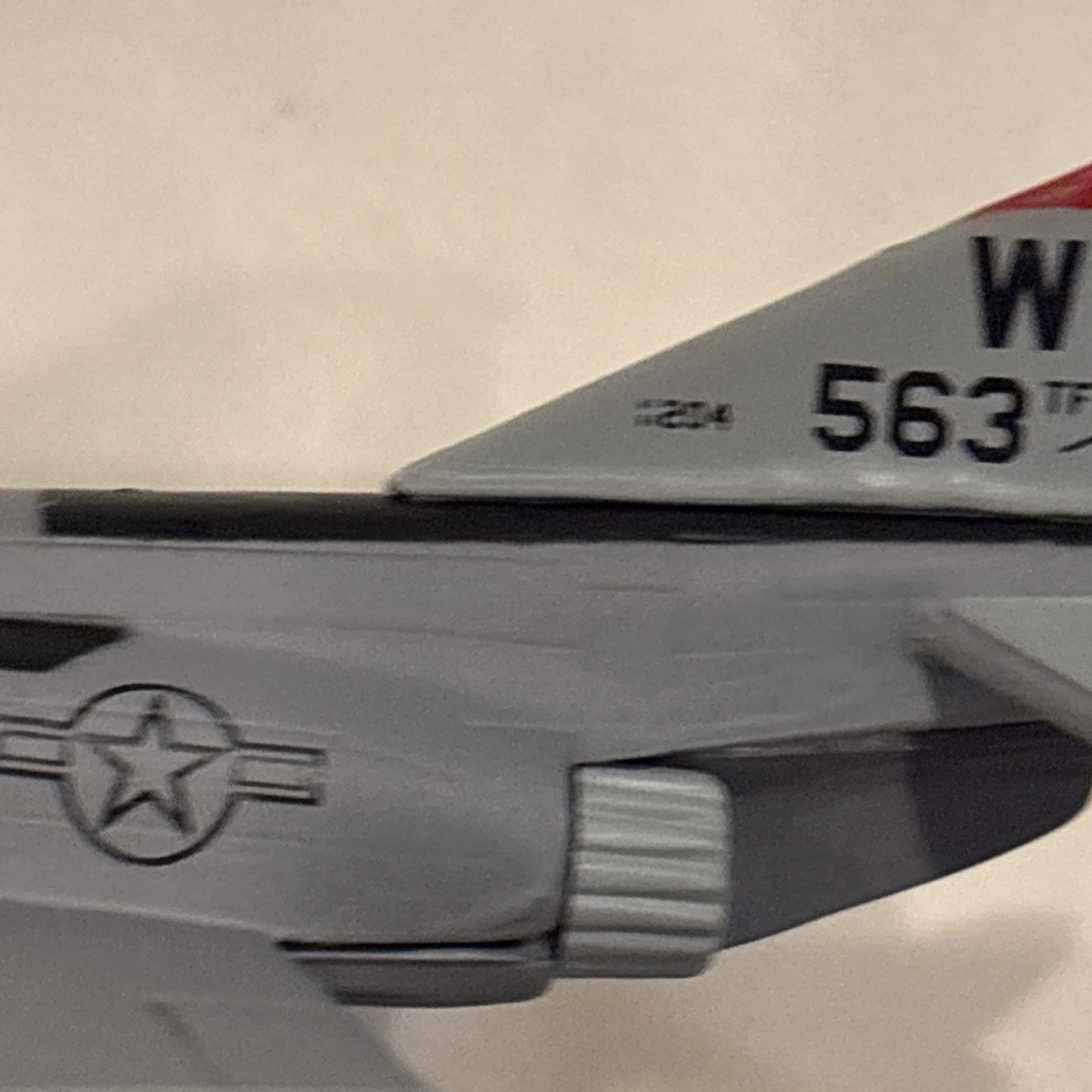 MAISTO TAILWINDS – F-4J PHANTOM II – FIGHTER PLANE – DIECAST AIRPLANE w/Stand