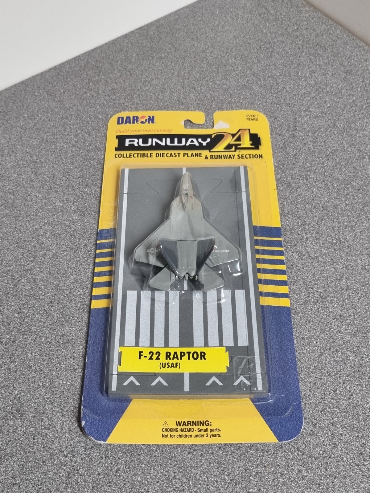 Daron Runway 24 Diecast F-22 Raptor (USAF) & Runway Section Sealed