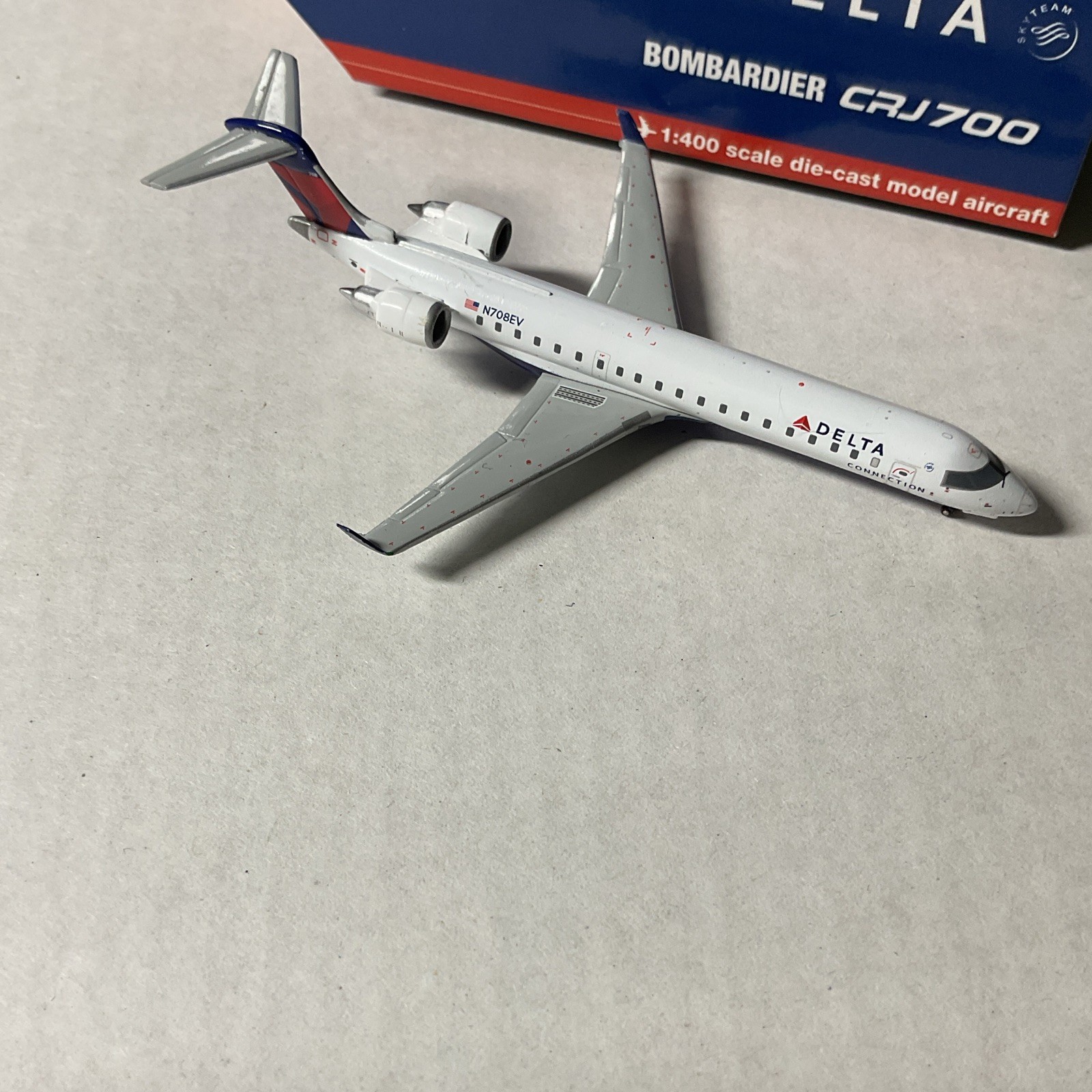 GeminiJets Delta Connection Bombardier CRJ700 1:400 Diecast Airliner w/ Case