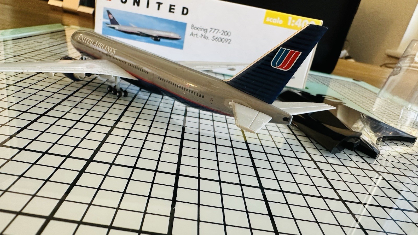 United Airlines Boeing 777-200 1:400 Herpa N775UA (561020)