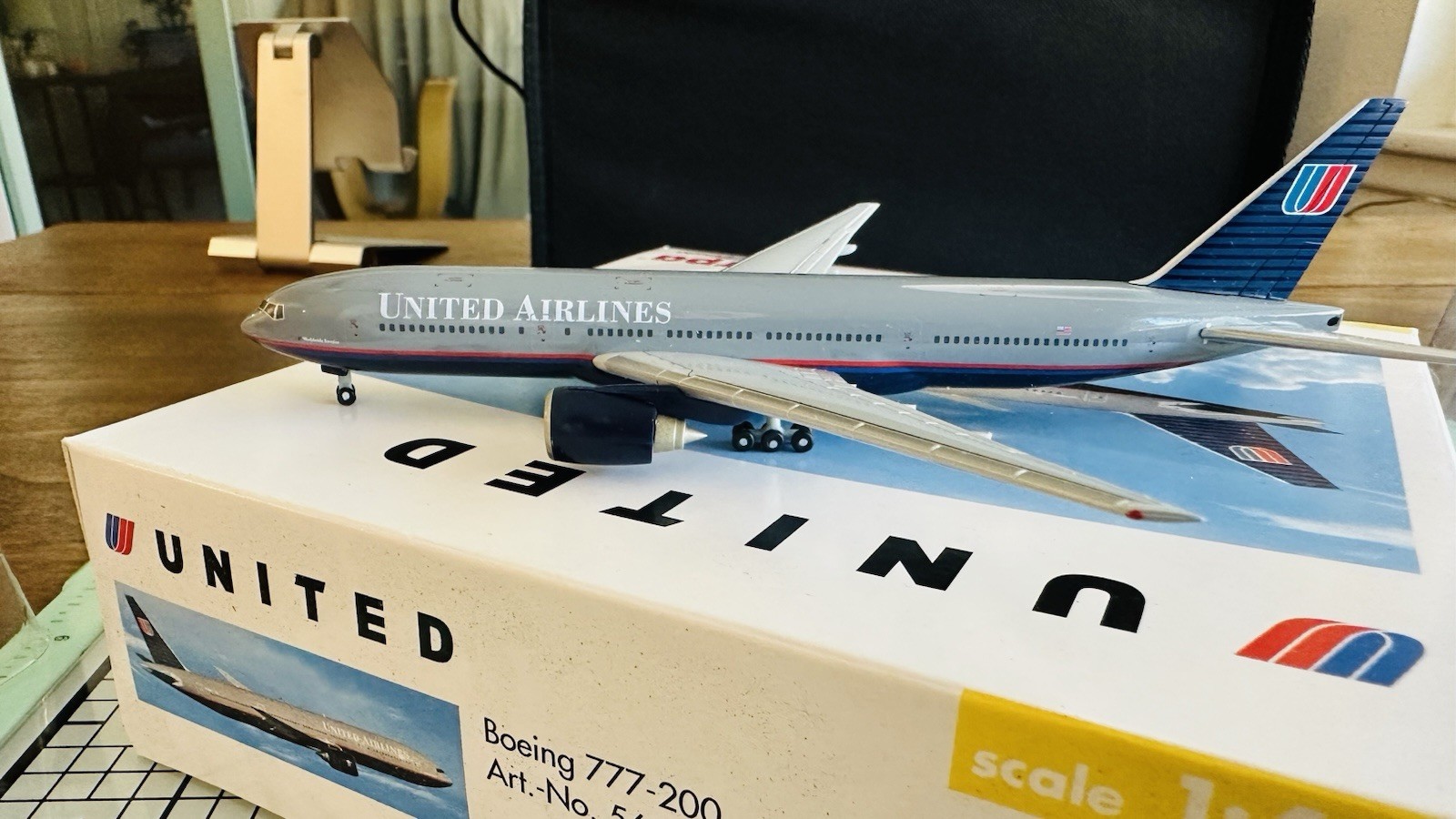 United Airlines Boeing 777-200 1:400 Herpa N775UA (561020)