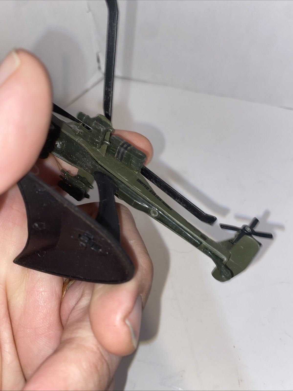 Boeing AH-64A Apache US Army Helicopter Die-Cast Replica with Stand by Maisto
