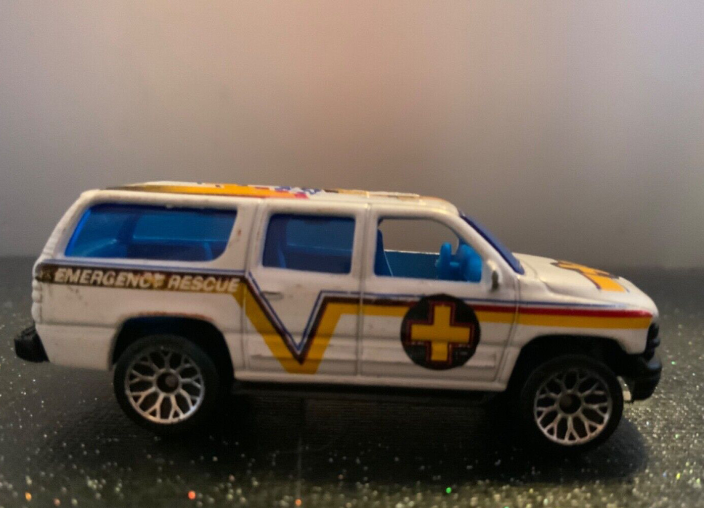 MATCHBOX 2003 Special Edition 2000 CHEVROLET SUBURBAN EMERGENCY RESCUE diecast