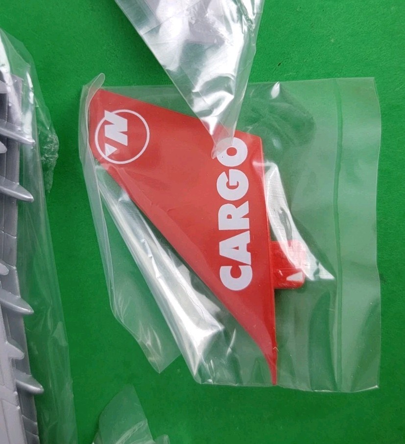 11″ – 747-200F Northwest Airlines Cargo Freighter – 1:400 Scale