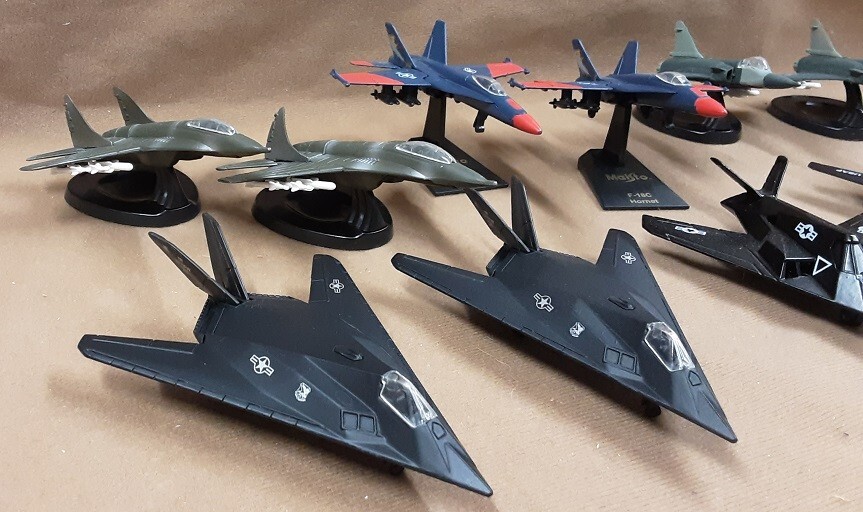 10 Diecast Metal & Plastic Built-up Planes railroad gaming or displays