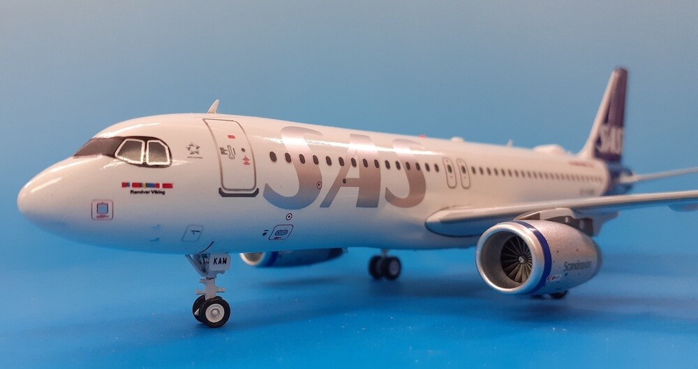 A320-232 SCANDINAVIAN OY-KAM WITH STAND LTD EDITION 80PCS – JFOX JFA320033 1/200