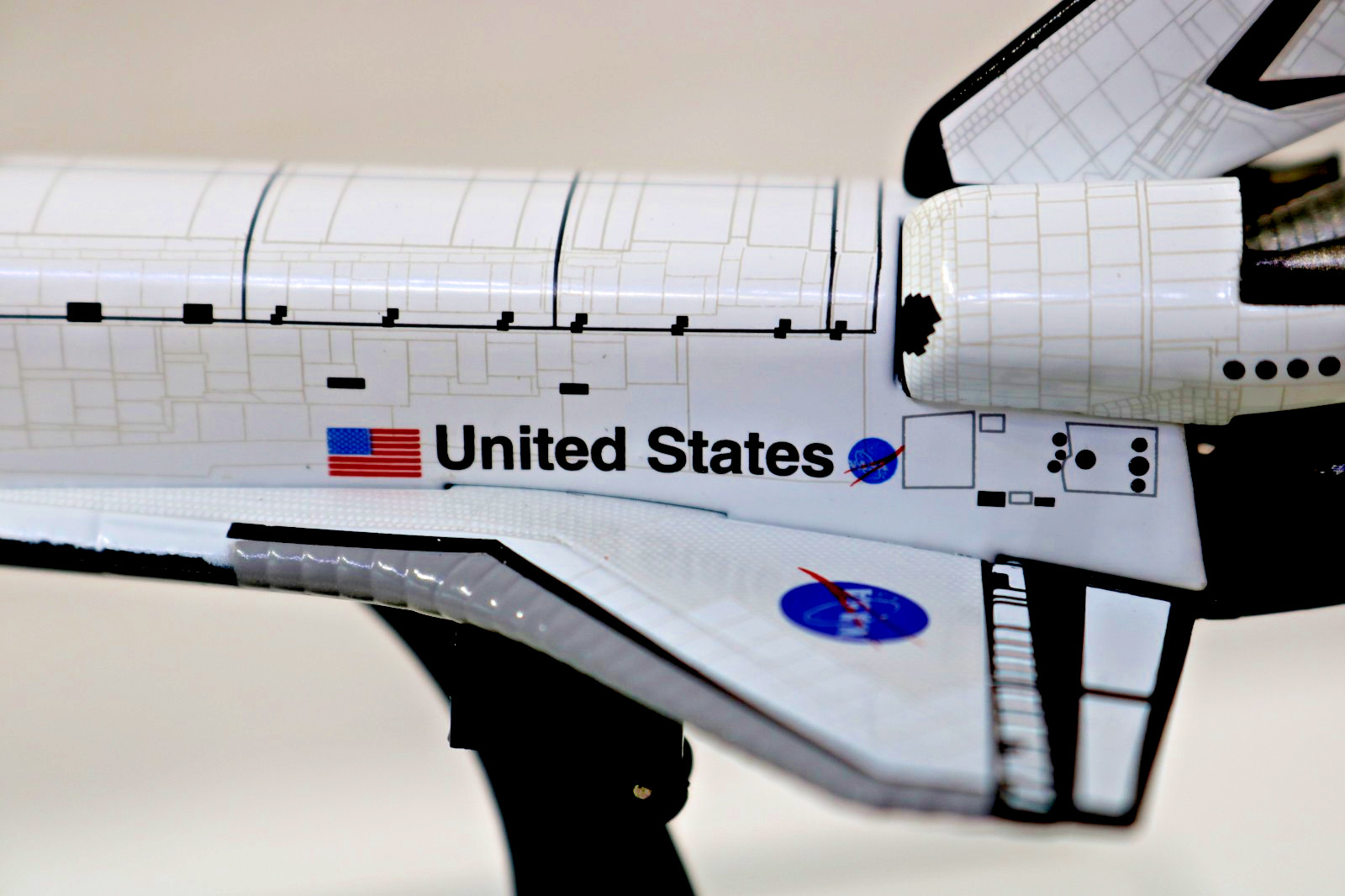 Same Day Shipping Orbiter Atlantis (1:300) First Flight 1985 Total 33 Missions