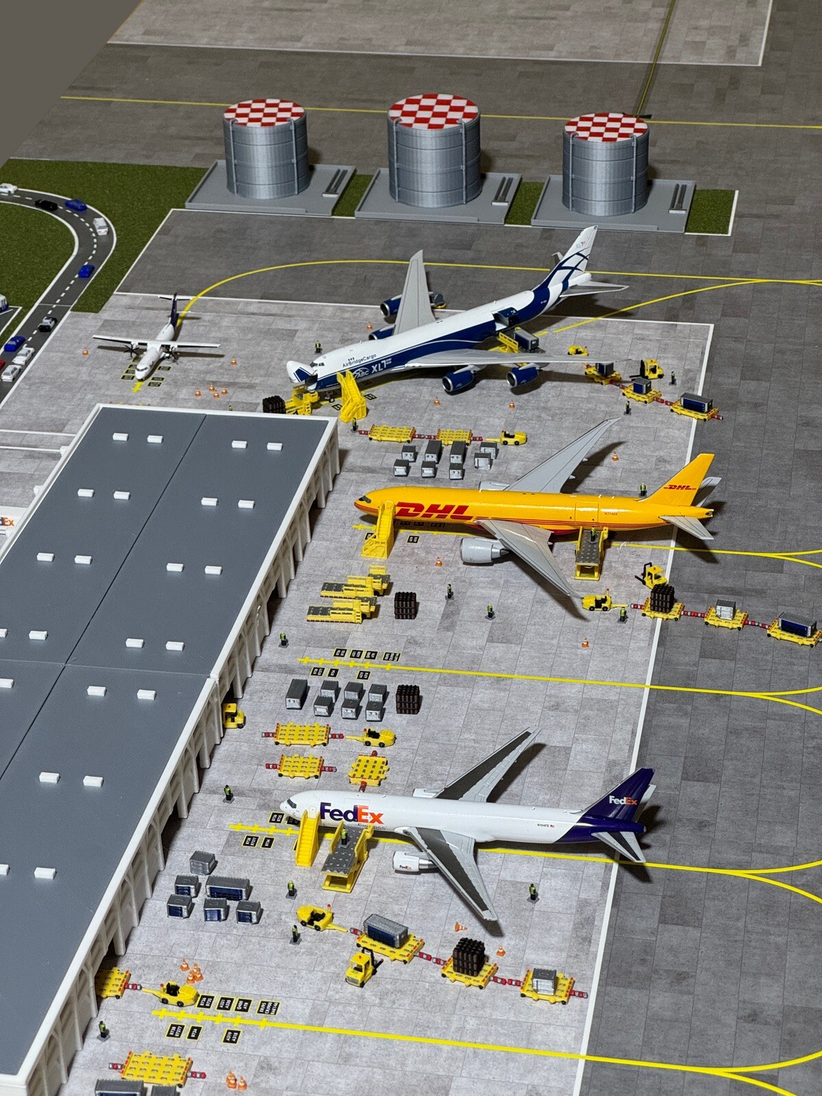 1:400 Scale Jetset Models Air Cargo GSE (LOT) 26 Pieces