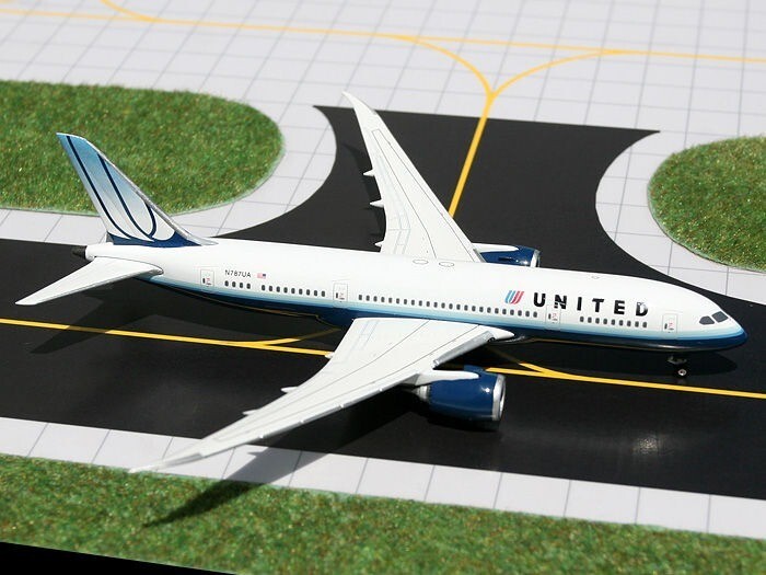United Boeing 787-8 N787UA GeminiJets GJUAL1002 Scale 1:400 RARE