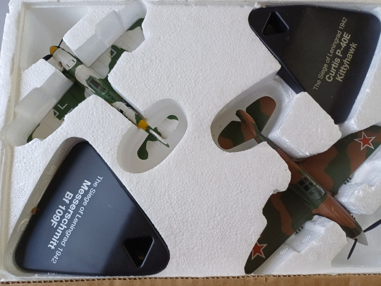 Atlas Editions Diecast 1:72 Dogfight Set X2 BF109 & P40 Kittyhawk 4-909-018