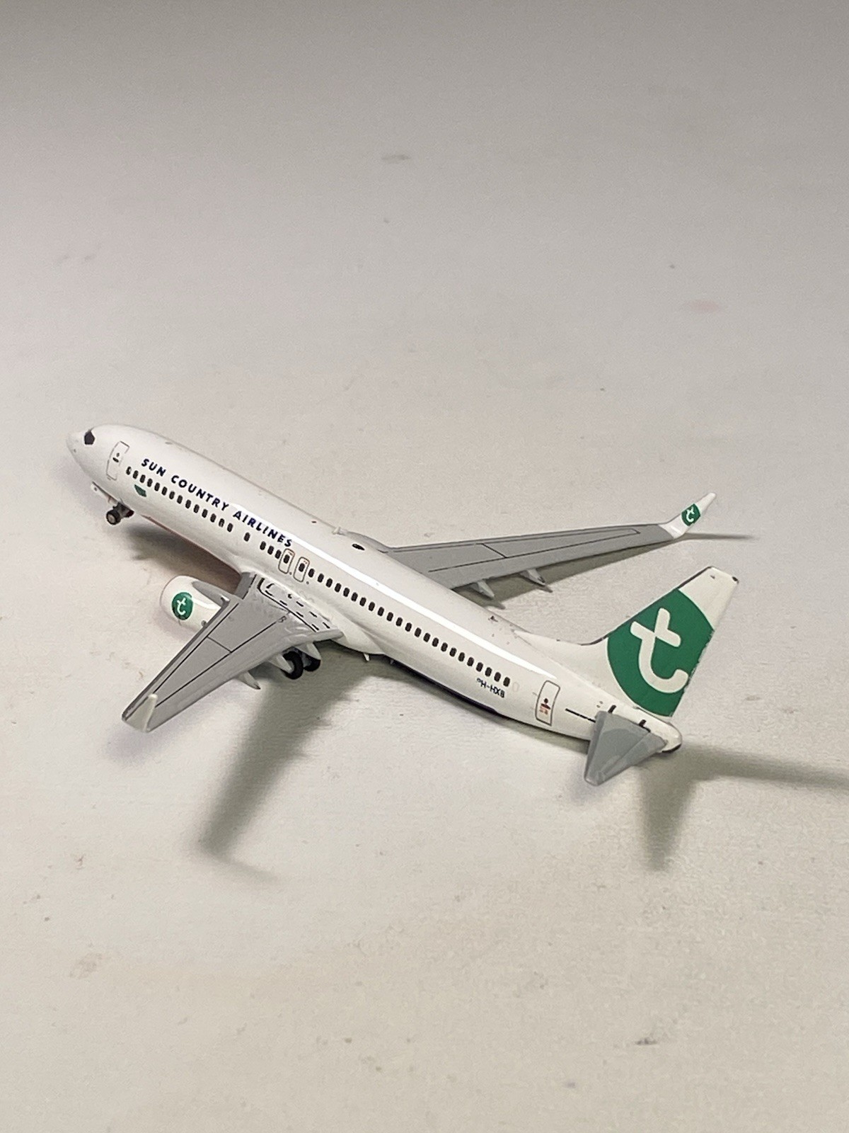 1:400 SUN COUNTRY BOEING 737-800WL TRANSAVIA HYBRID- No L Tires & L Stabilizer