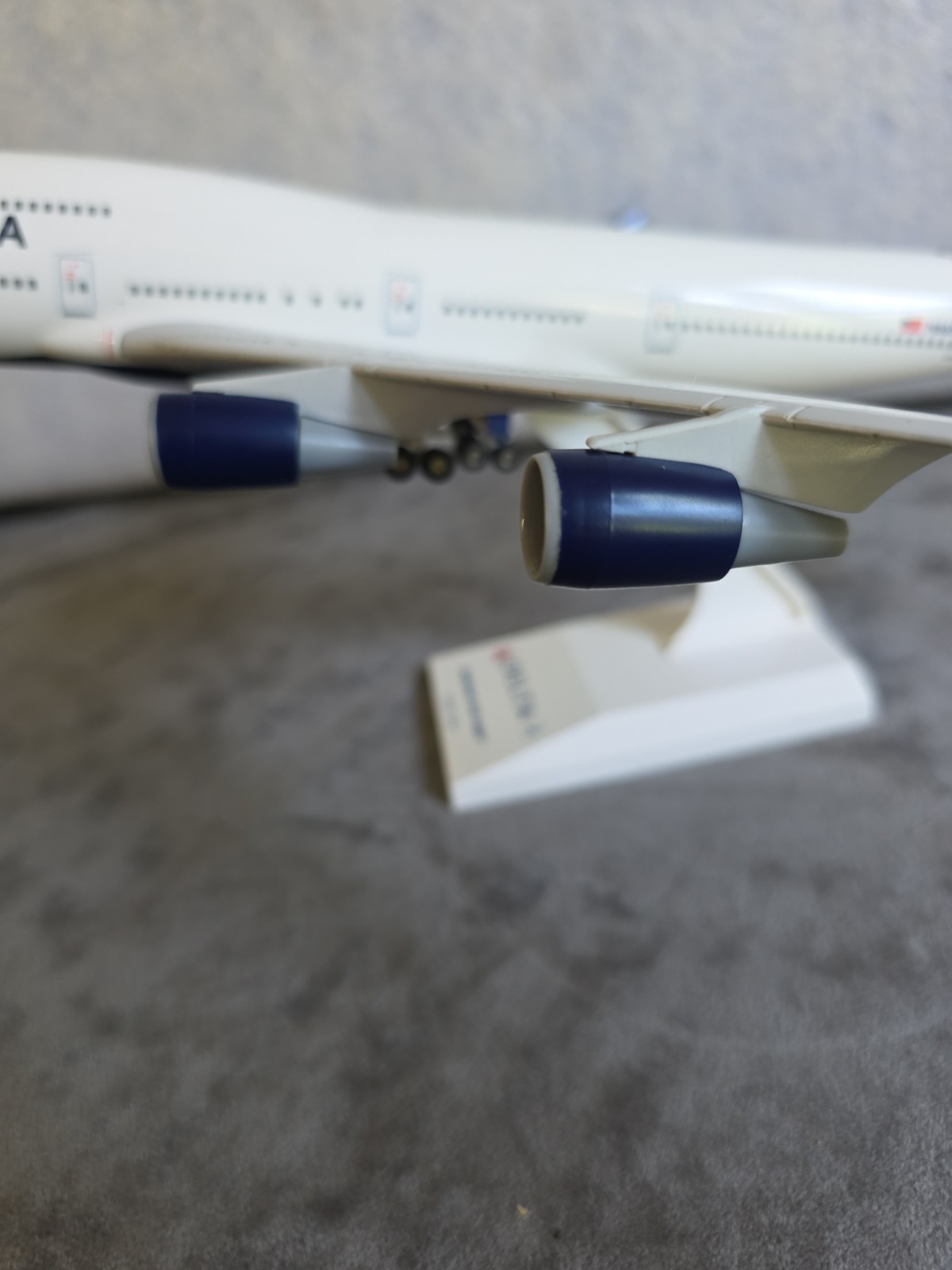Skymarks Model Delta 747-400 1:200 Scale with Stand and Gears N665US