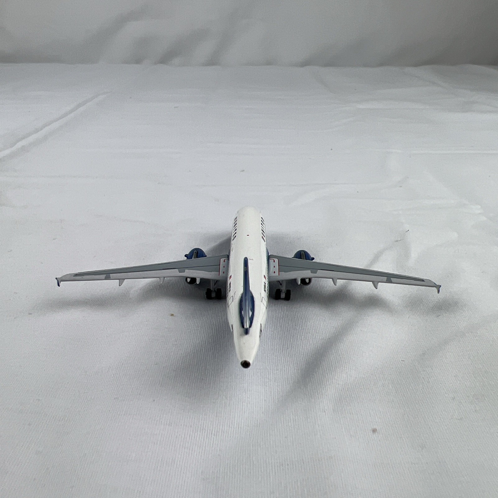 1:400 Airbus A319-100 United Airlines N818UA Blue Tulip AeroClassics/DAMAGED