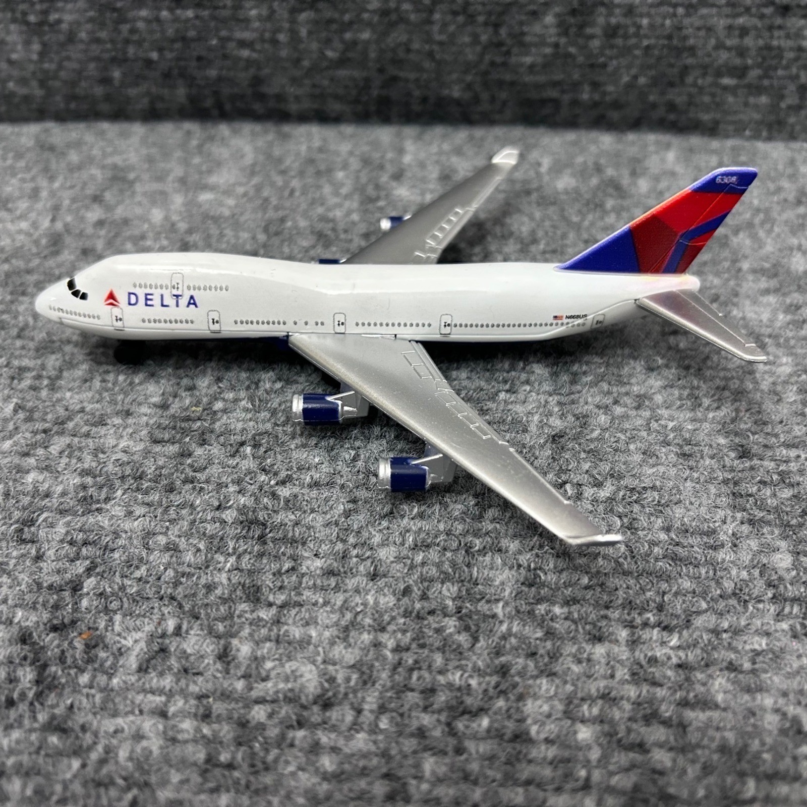 Delta Air Lines Boeing 747-400 Diecast Model Airplane N668US White Silver Blue