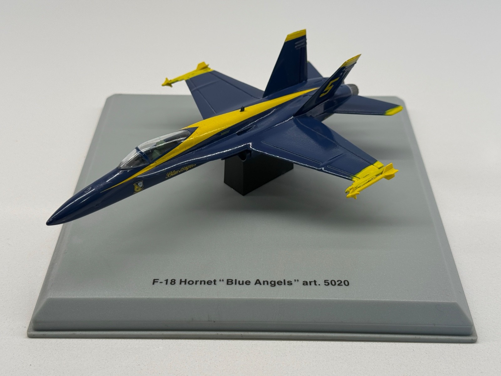 Armour Collection 1:100 F-18 Hornet US Navy “Blue Angels” – ART 5020