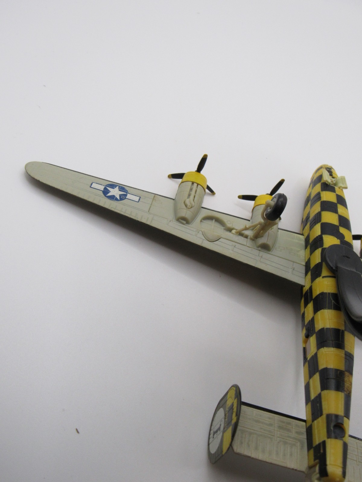 1944 USA Consolidated B-24D Liberator 1:144 Model Plane