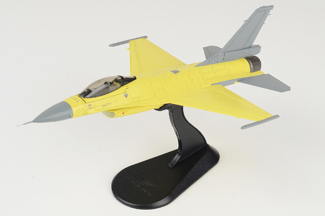 HA38036B Hobby Master F-16V Fighting Falcon 1/72 Model ROCAF w/Decal Sheet