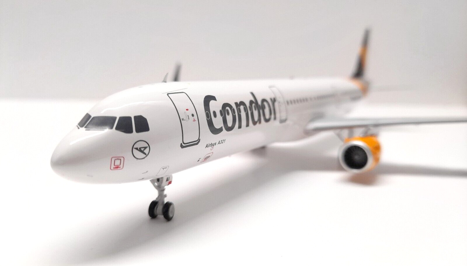 JFox Models 1-200 Airbus A321 Condor-Thomas Cook Reg D-AIAI with Stand