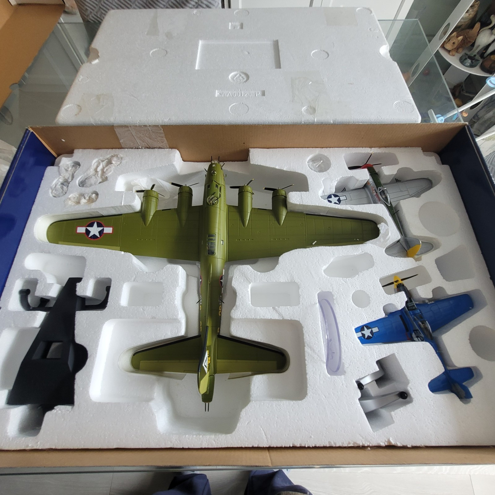 CORGI AA99126 War in the Pacific 3 aircraft set. B17F , P47D , P51D.