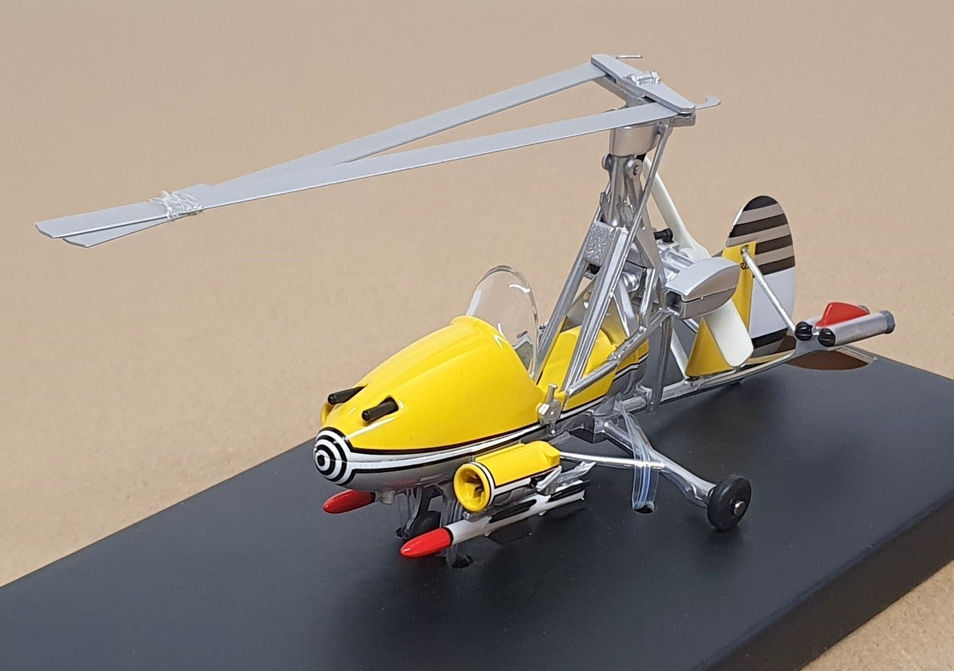 Corgi 1/36 Scale CC04604 – Gyrocopter Little Nellie Bond 007 You Only Live Twice