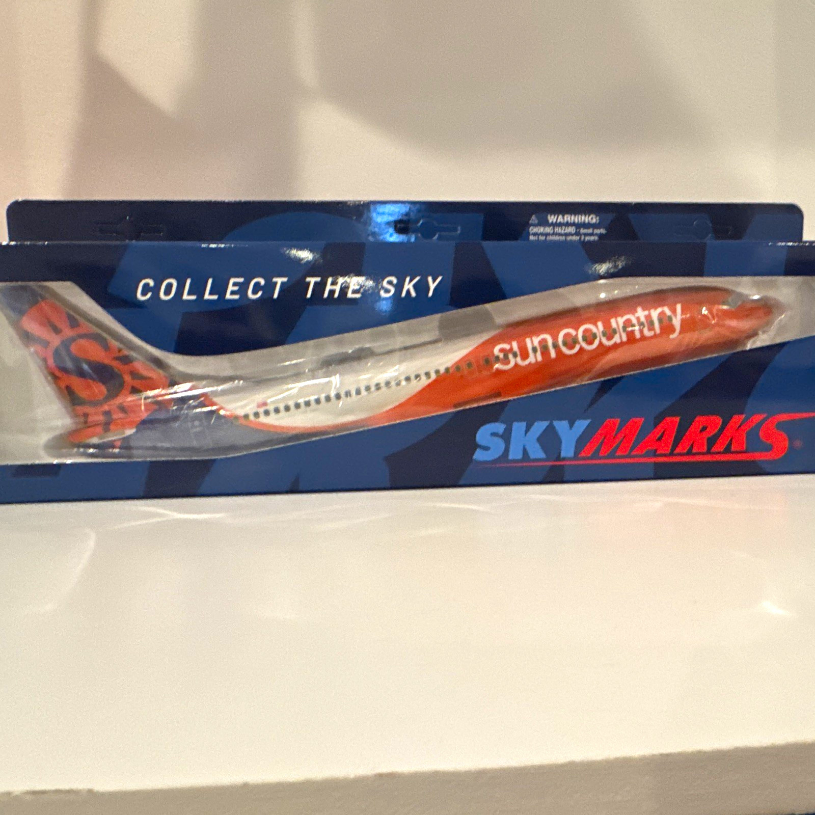 SkyMarks Boeing 737-800 Sun Country 1:130 Model Airplane w/ Stand SKR1006